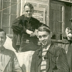 Апрель 1940 г. На ступенях главного корпуса НИИ Апрель 1940 г. На ступенях главного корпуса НИИ