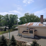 На территории ЮРГПУ (НПИ). Вид на здание столовой с бассейна. Слева за деревьями - главный корпус На территории ЮРГПУ (НПИ). Вид на здание столовой с бассейна. Слева за деревьями - главный корпус